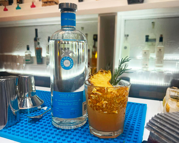 Caballitos de tequila alineados en barra de degustación.